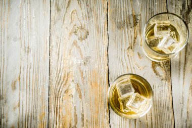 Kayalar üzerinde Amber Whiskey