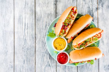 Soslar ile ev yapımı sosisli sandviçler