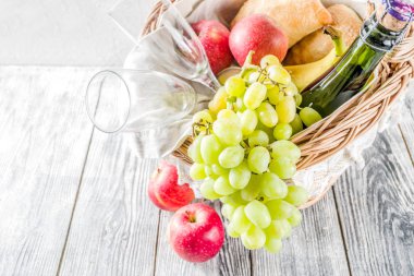 piknik sepeti meyve ekmek ve şarap