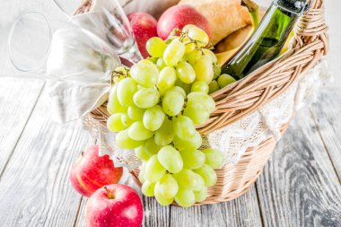 piknik sepeti meyve ekmek ve şarap