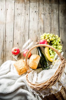 piknik sepeti meyve ekmek ve şarap