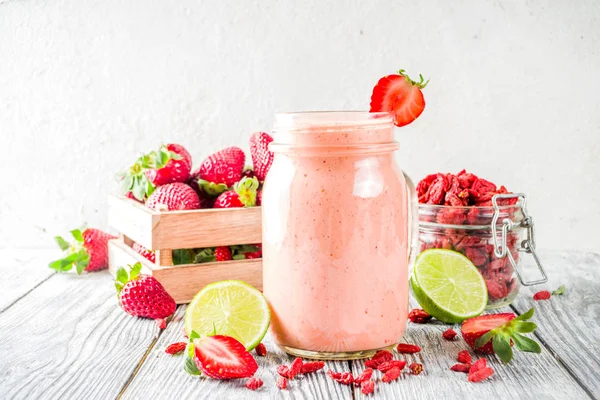 Batido de fresa y goji —  Fotos de Stock