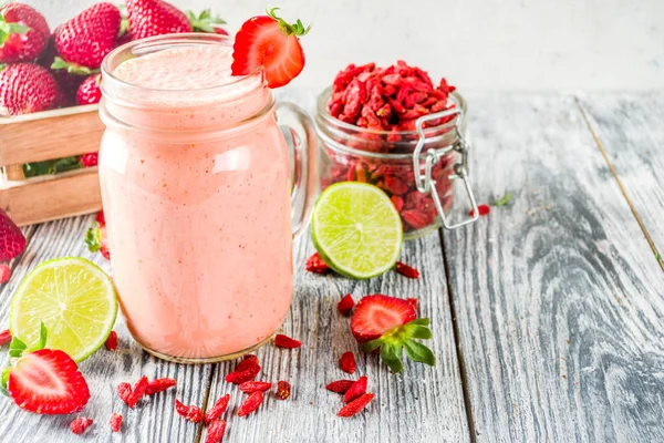 Batido de fresa y goji —  Fotos de Stock