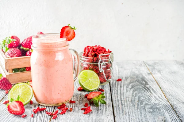 Batido de fresa y goji —  Fotos de Stock