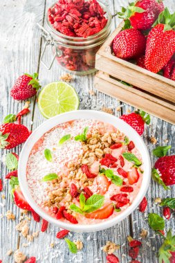 Meyve ve Berry Kahvaltı Smoothie kase