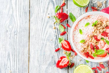 Meyve ve Berry Kahvaltı Smoothie kase