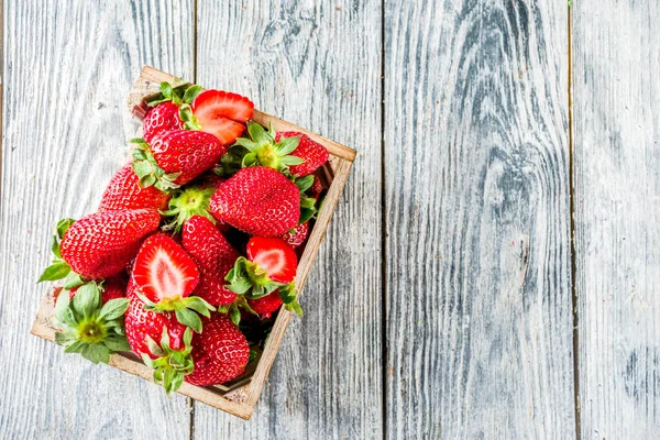 Ahşap kutu üzerinde taze çilek