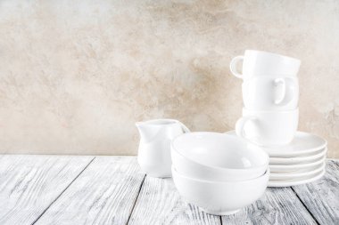 Temiz boş mutfak eşyaları yığını