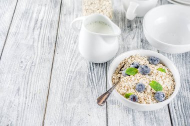 Sağlıklı tahıl ve süt kahvaltı konsepti