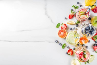 Çeşitli meyve ve meyve limonata