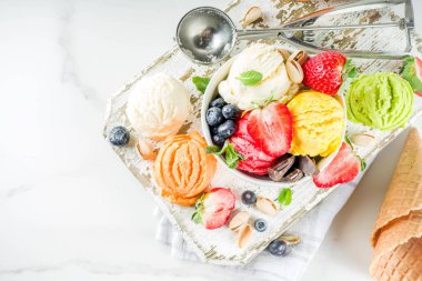 Renkli meyve ve meyve dondurma