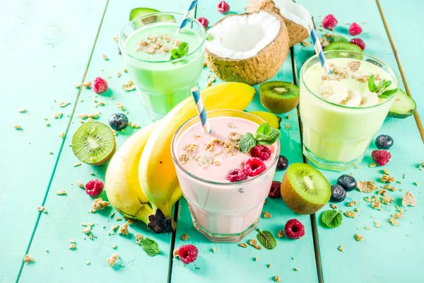 Uppfriskande milkshakes och smoothies — Stockfoto