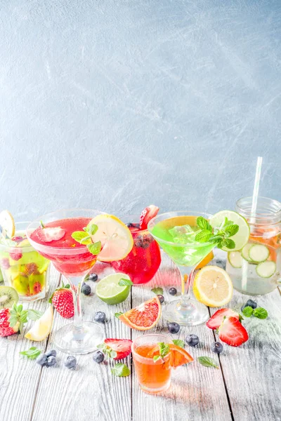 Val av sommarfrukt- och bärodlingar cocktail — Stockfoto