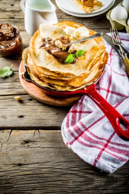 Çikolata soslu ev yapımı krep