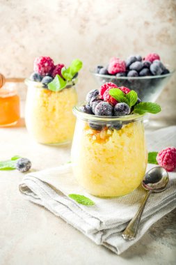 Çilek ile tatlı kahvaltı içindeki polenta