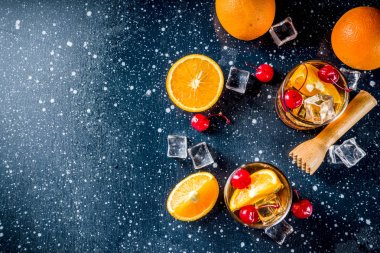 Viski portakal ve kokteyl kirazı ile