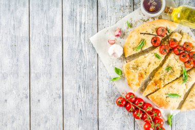 Focaccia domates ve fesleğen ile