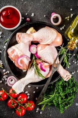 Çiğ tavuk bacağı pişirmeye hazır.