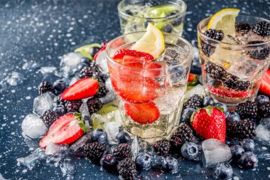 Limonataya, taze çilek ile su bulaşan