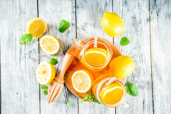Чай з льодом з лимоном і м'ятою — стокове фото