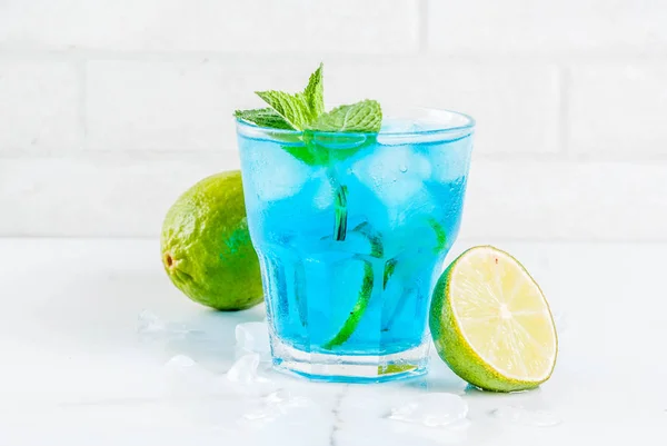 Jeges kék alkohol koktél — Stock Fotó