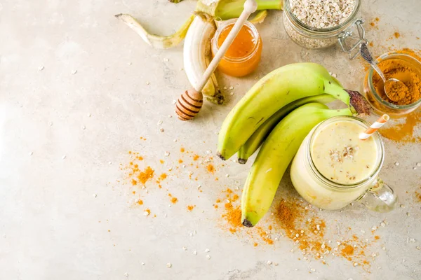 Batido con plátano, avena y cúrcuma —  Fotos de Stock