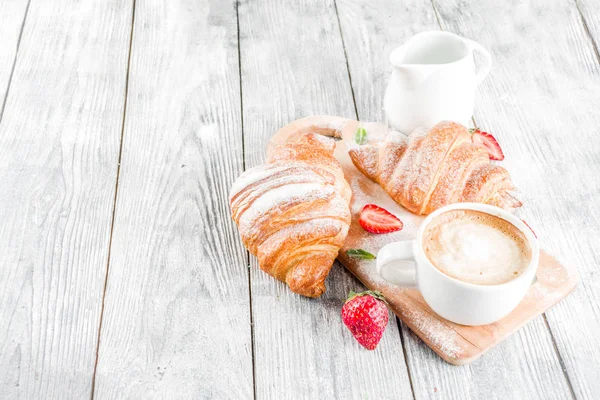 Koncept snídaně s kávou a croissanty — Stock fotografie