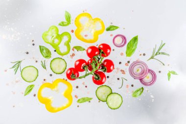Taze sebzeler, otlar ve baharatlar beyaz arka plan üzerinde