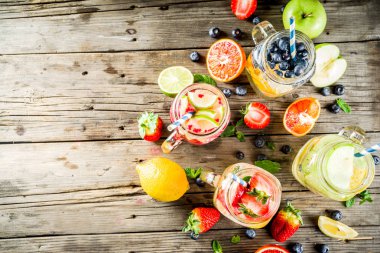 Çeşitli meyve ve meyve limonata