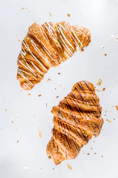 Vers gebakken croissant op witte achtergrond — Stockfoto