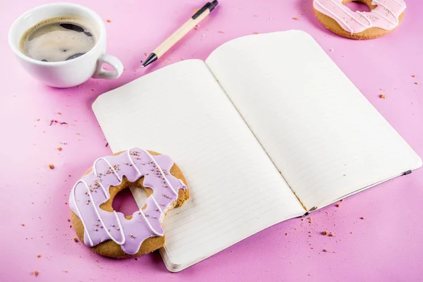 Taza de café y galletas donut — Foto de Stock