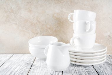 Temiz boş mutfak eşyaları yığını