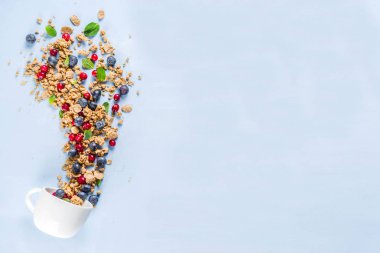 Kahvaltı granola, fındık ve çilek ile küçük fincan