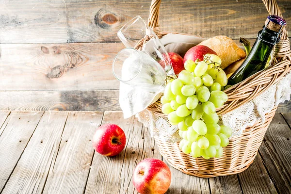 Cesta de picnic con pan de frutas y vino —  Fotos de Stock