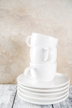 Temiz boş mutfak eşyaları yığını