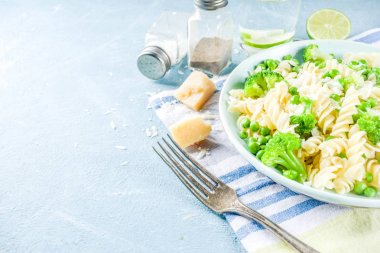 Yeşil sebze ve peynir ile makarna