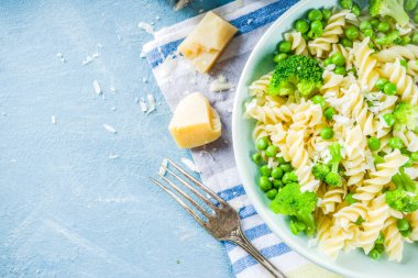 Yeşil sebze ve peynir ile makarna