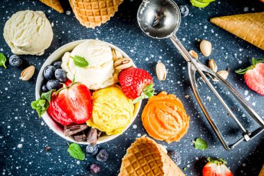 Renkli meyve ve meyve dondurma