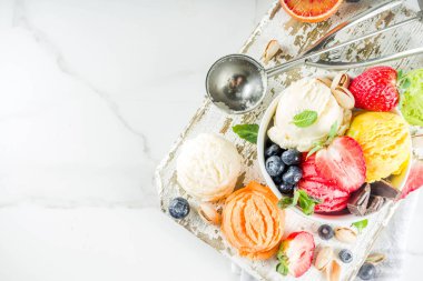 Renkli meyve ve meyve dondurma