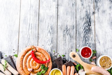 Izgara için hazır çeşitli sosis