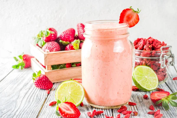 Batido de fresa y goji —  Fotos de Stock