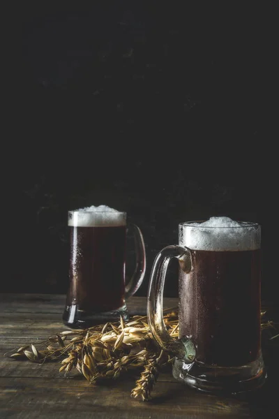 Zelfgemaakte ambachtelijke bier mokken — Stockfoto