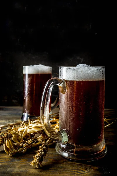 Canecas de cerveja artesanal caseiro — Fotografia de Stock