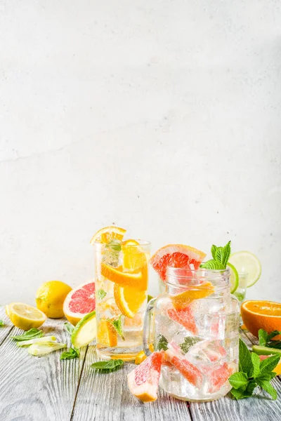 Fyra typer av citrus lemonad eller Mojito — Stockfoto