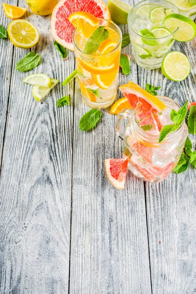 Quatro tipos de limonada cítrica ou mojito — Fotografia de Stock