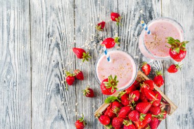 smoothie çilek ya da muzlu süt