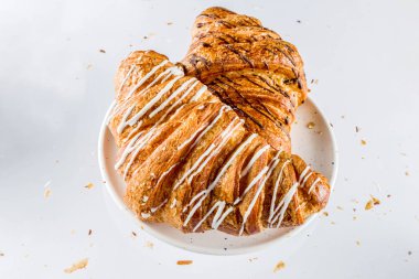 Beyaz arka planda taze pişmiş kruvasan.