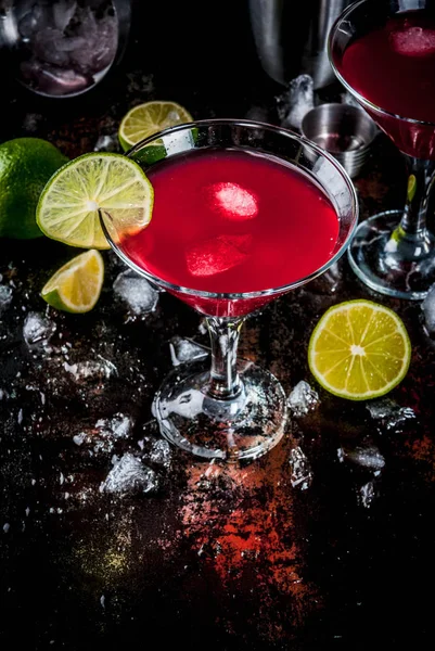 Cocktail cosmopolita rosso con lime — Foto Stock