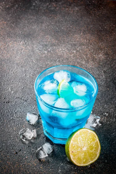 Cocktail de álcool azul gelado — Fotografia de Stock