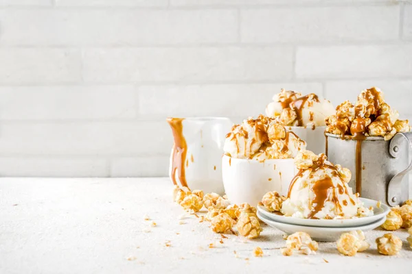 Карамельне поп-кукурудзяне морозиво — стокове фото
